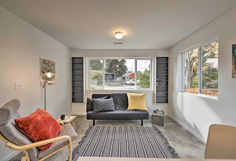 Bright Seattle Cottage W/ Private Backyard Access!