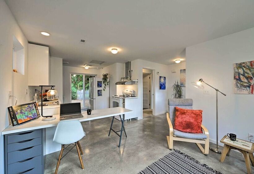 Bright Seattle Cottage W/ Private Backyard Access!