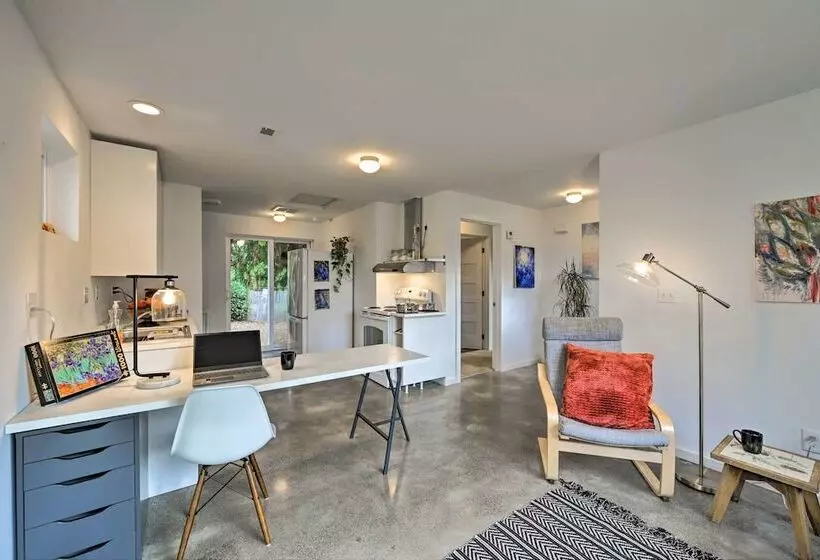 Bright Seattle Cottage W/ Private Backyard Access!