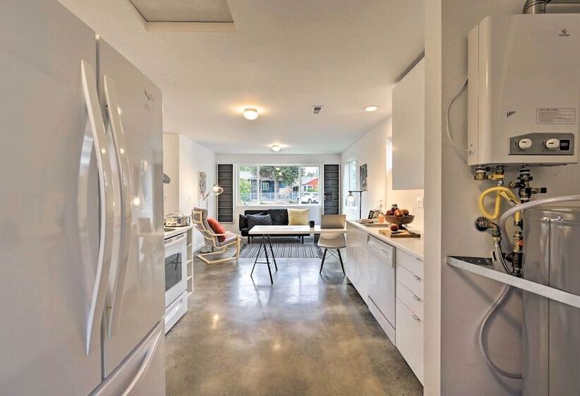 Bright Seattle Cottage W/ Private Backyard Access!