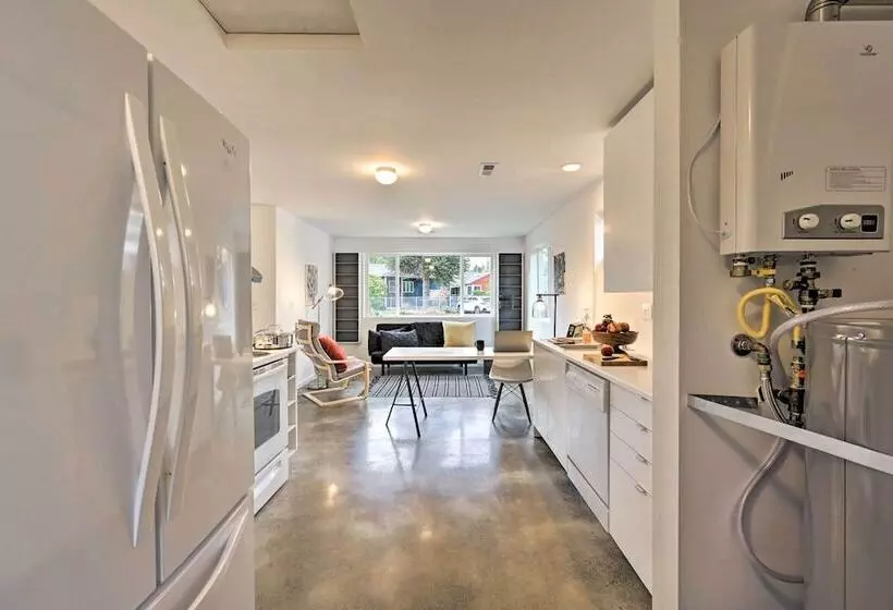 Bright Seattle Cottage W/ Private Backyard Access!