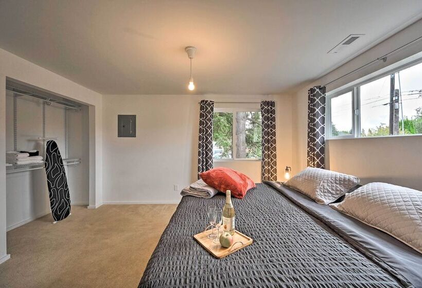 Bright Seattle Cottage W/ Private Backyard Access!