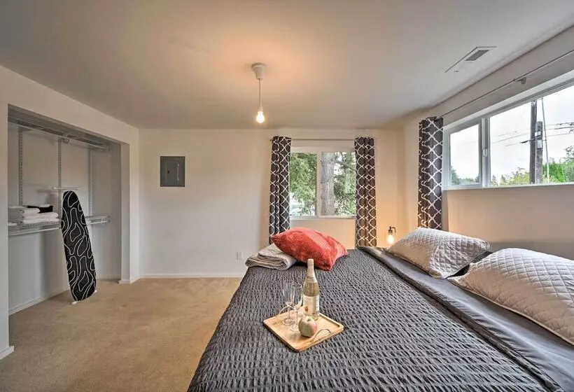Bright Seattle Cottage W/ Private Backyard Access!