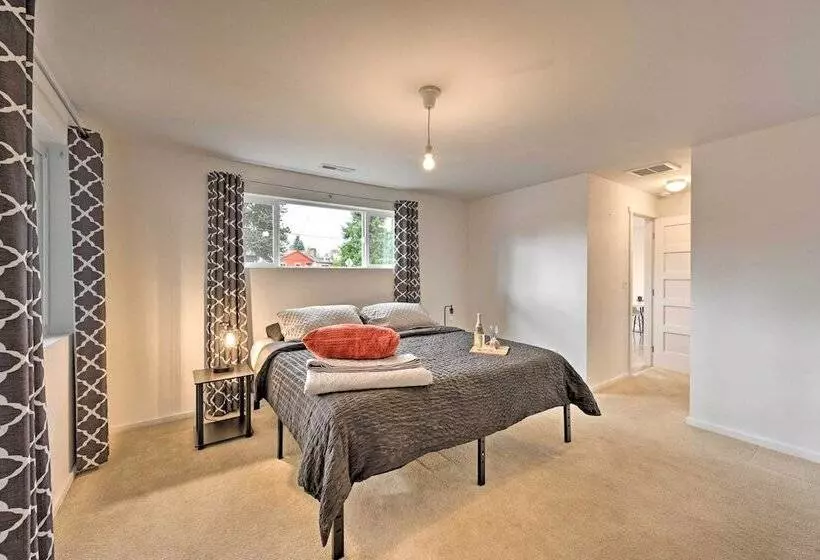 Bright Seattle Cottage W/ Private Backyard Access!