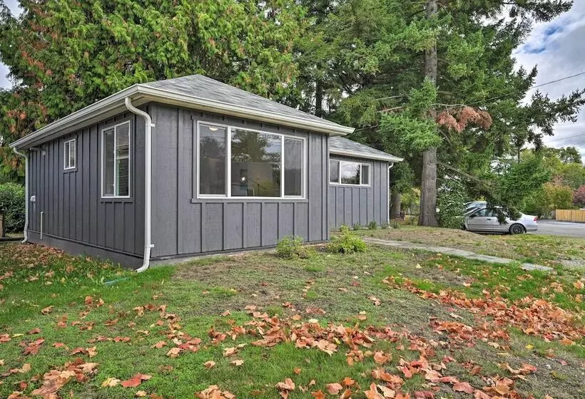 Bright Seattle Cottage W/ Private Backyard Access!