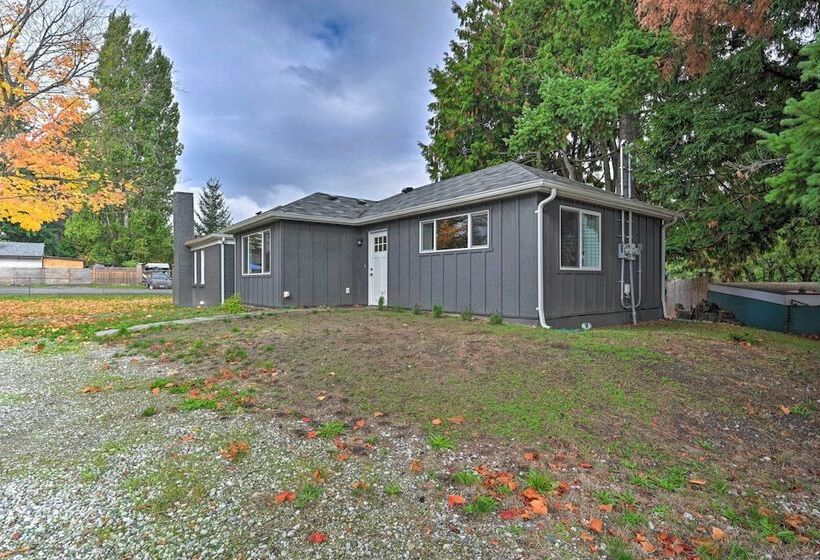 Bright Seattle Cottage W/ Private Backyard Access!