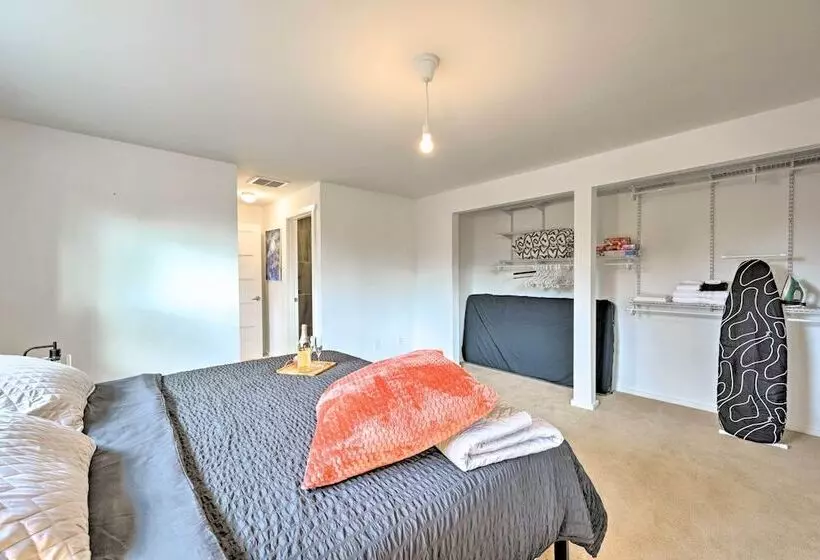 Bright Seattle Cottage W/ Private Backyard Access!