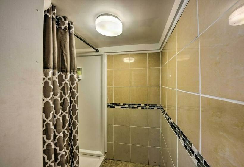 Central Milwaukee Home W/ Hot Tub!