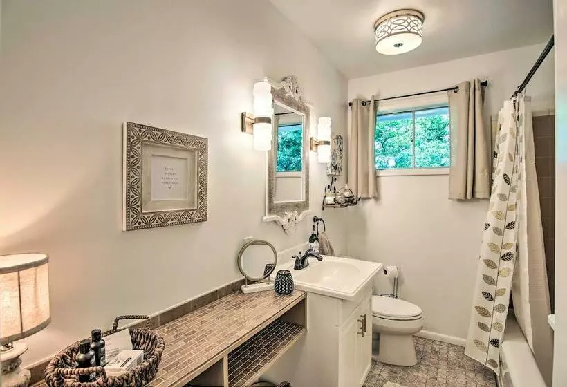 Charming Country Cottage: 5 Mi To Downtown Tulsa!