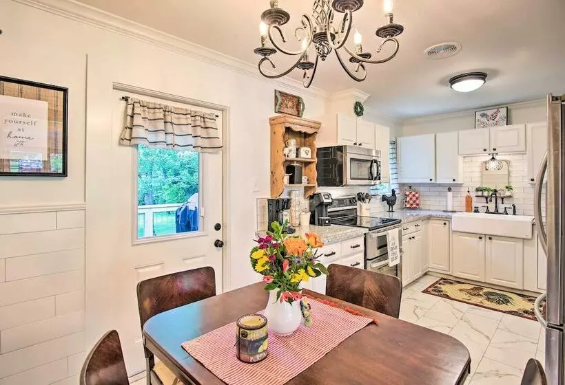 Charming Country Cottage: 5 Mi To Downtown Tulsa!