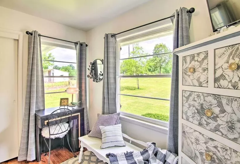 Charming Country Cottage: 5 Mi To Downtown Tulsa!