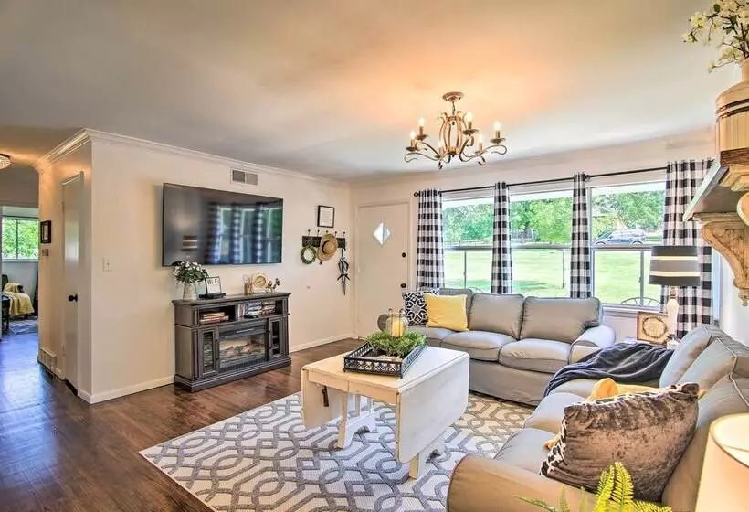 Charming Country Cottage: 5 Mi To Downtown Tulsa!