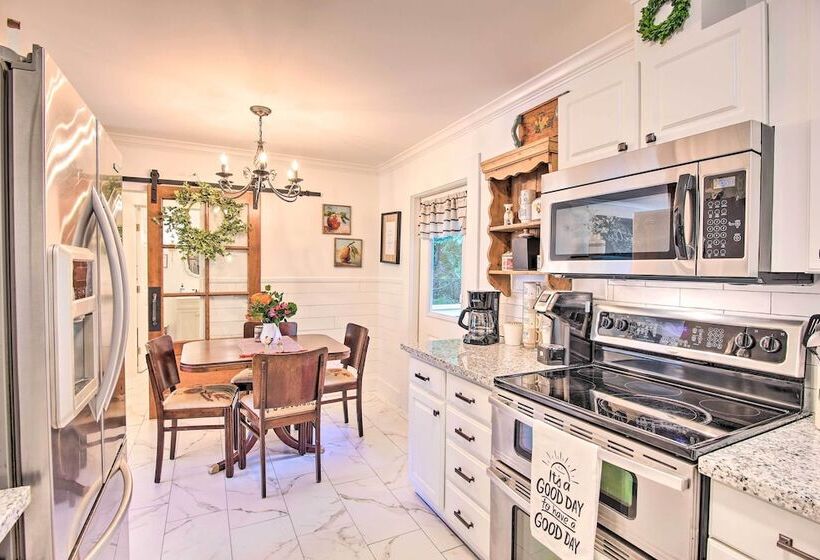 Charming Country Cottage: 5 Mi To Downtown Tulsa!