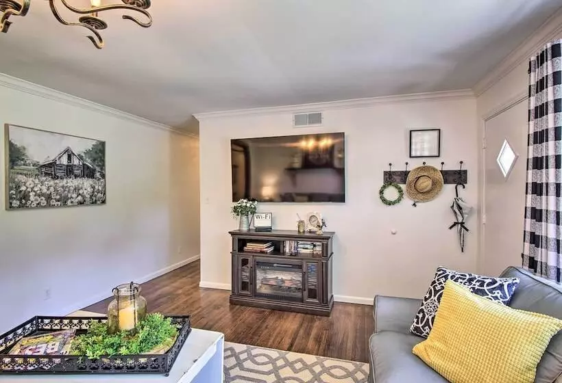 Charming Country Cottage: 5 Mi To Downtown Tulsa!