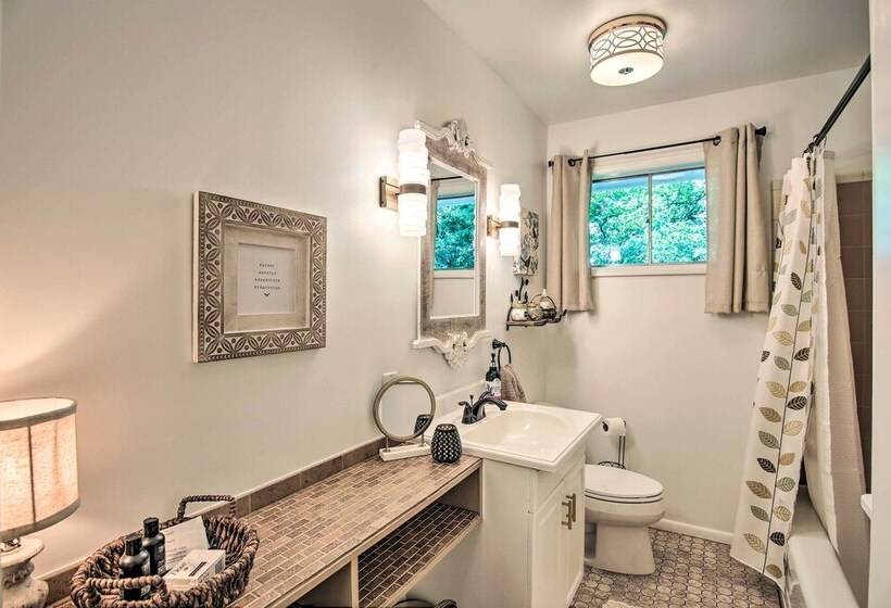 Charming Country Cottage: 5 Mi To Downtown Tulsa!