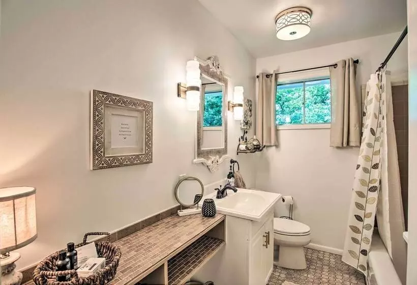 Charming Country Cottage: 5 Mi To Downtown Tulsa!