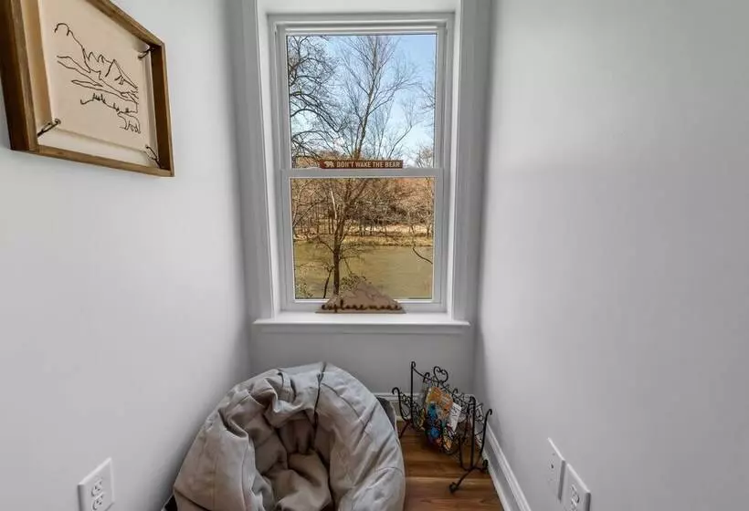 Charming Murphy House With Deck & River Views!