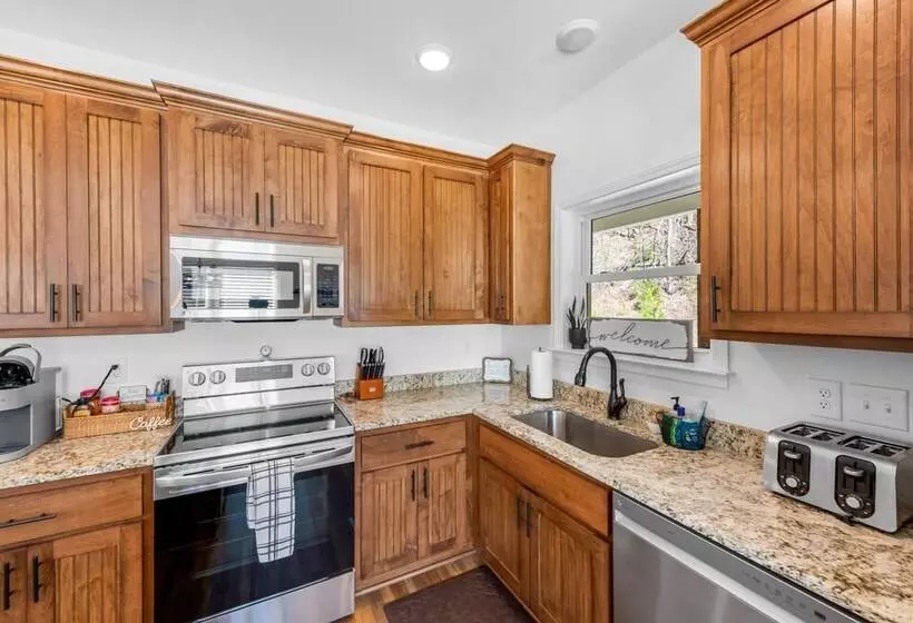 Charming Murphy House With Deck & River Views!