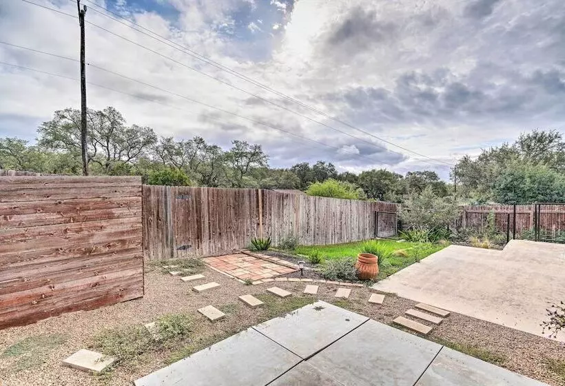 San Antonio Retreat W/ Fireplace + Pool Access!