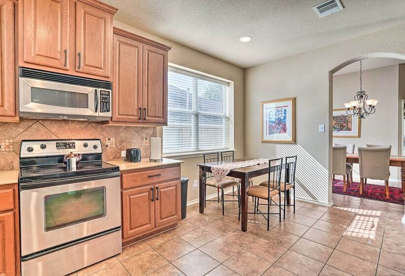 San Antonio Retreat W/ Fireplace + Pool Access!