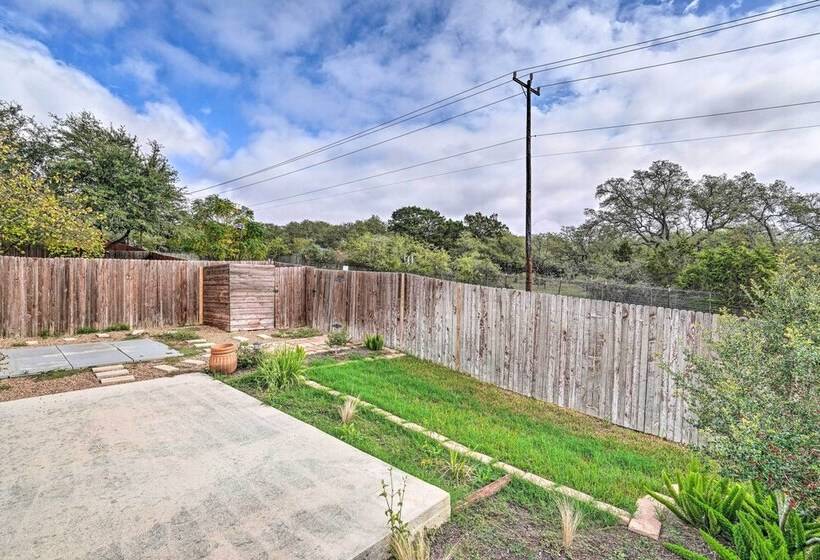 San Antonio Retreat W/ Fireplace + Pool Access!