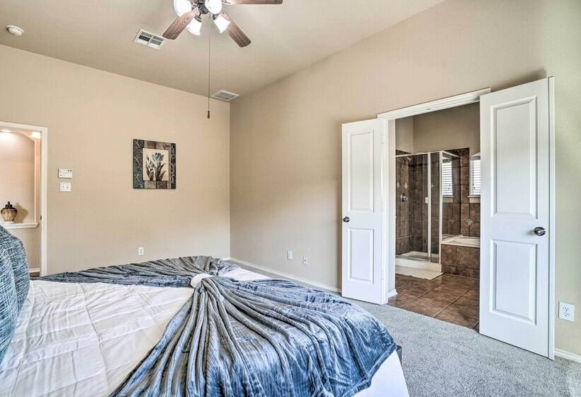 San Antonio Retreat W/ Fireplace + Pool Access!