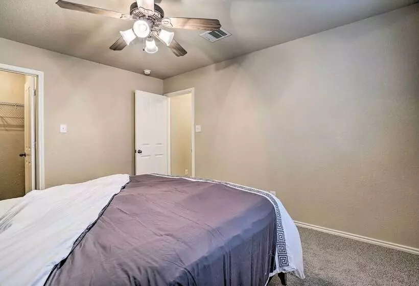 San Antonio Retreat W/ Fireplace + Pool Access!