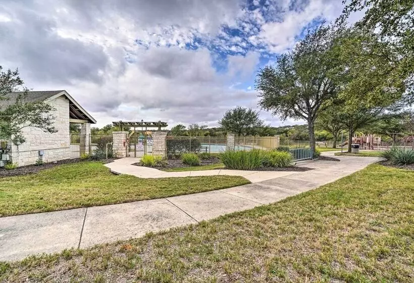 San Antonio Retreat W/ Fireplace + Pool Access!