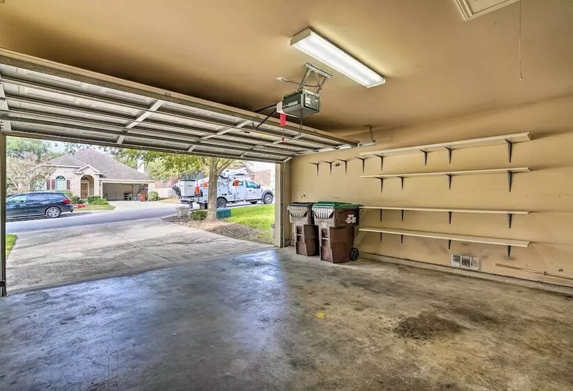 San Antonio Retreat W/ Fireplace + Pool Access!