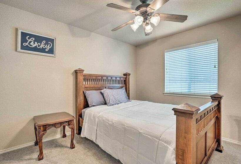 San Antonio Retreat W/ Fireplace + Pool Access!