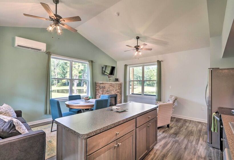 15 Mi To Camelback Mtn: Waterfront Cottage!