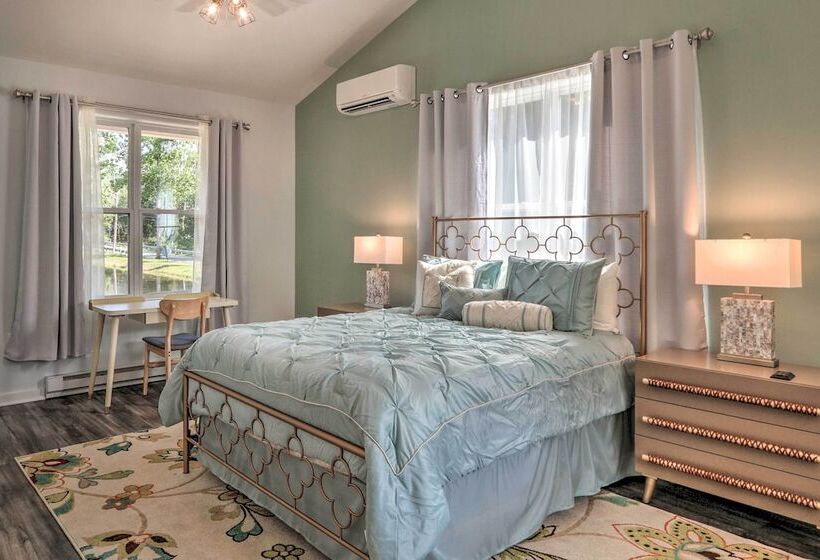 15 Mi To Camelback Mtn: Waterfront Cottage!