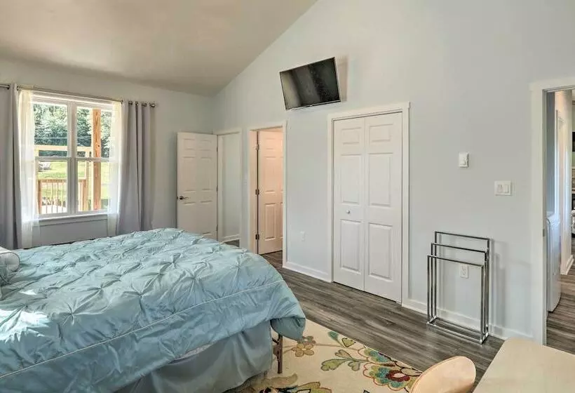 15 Mi To Camelback Mtn: Waterfront Cottage!