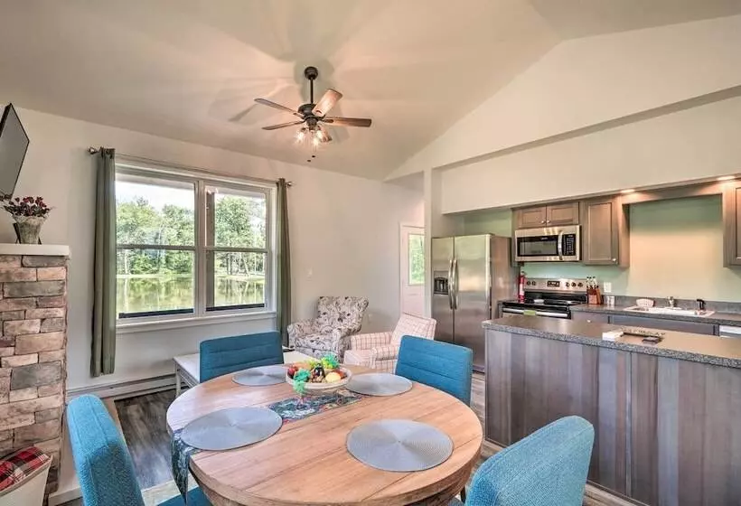 15 Mi To Camelback Mtn: Waterfront Cottage!