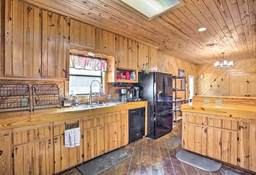 Groesbeck  Lodge On The River : Hot Tub & Fire Pit