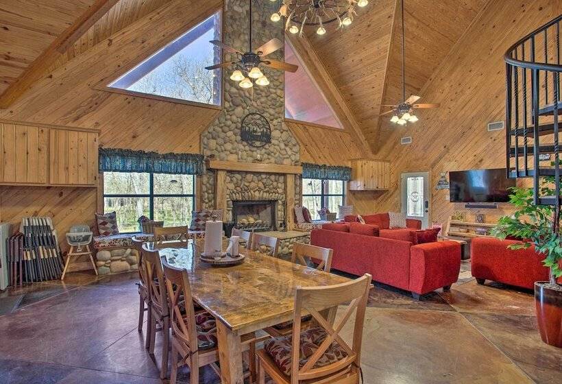 Groesbeck  Lodge On The River : Hot Tub & Fire Pit