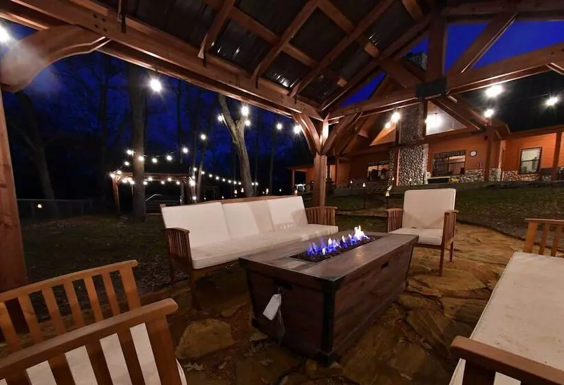 Groesbeck  Lodge On The River : Hot Tub & Fire Pit