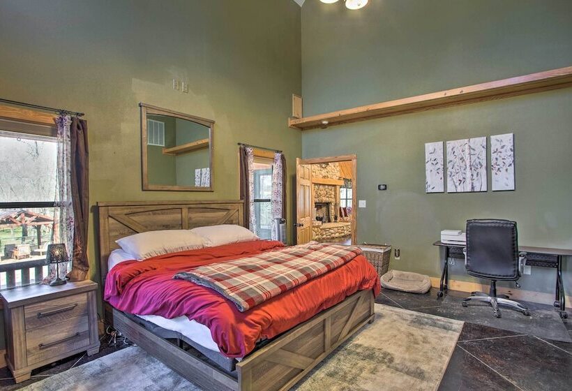 Groesbeck  Lodge On The River : Hot Tub & Fire Pit