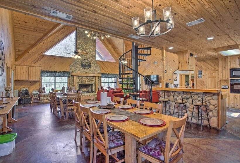 Groesbeck  Lodge On The River : Hot Tub & Fire Pit