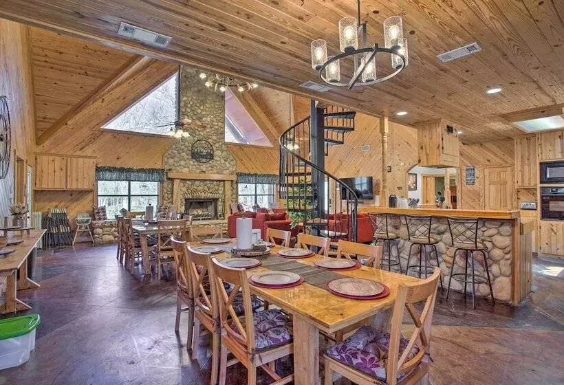 Groesbeck  Lodge On The River : Hot Tub & Fire Pit