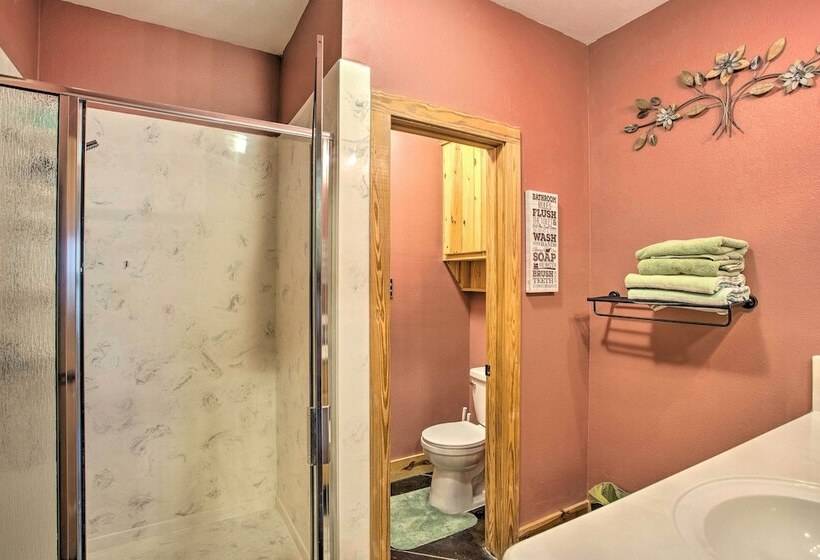 Groesbeck  Lodge On The River : Hot Tub & Fire Pit