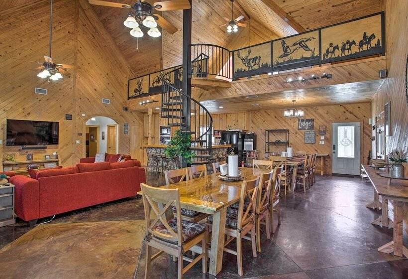 Groesbeck  Lodge On The River : Hot Tub & Fire Pit