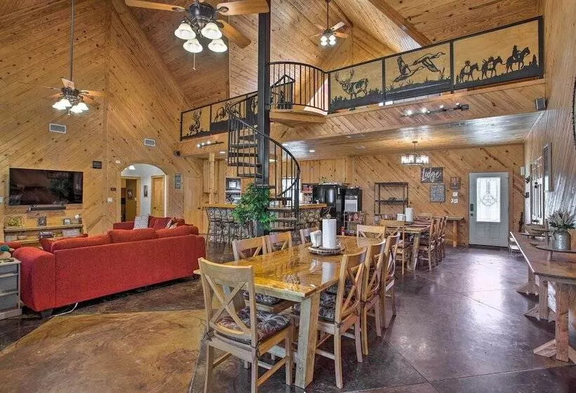 Groesbeck  Lodge On The River : Hot Tub & Fire Pit