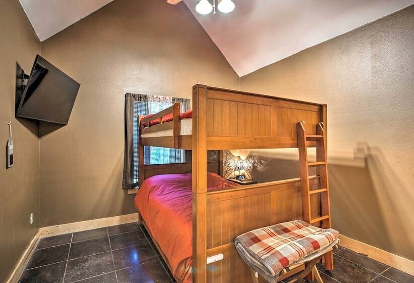 Groesbeck  Lodge On The River : Hot Tub & Fire Pit