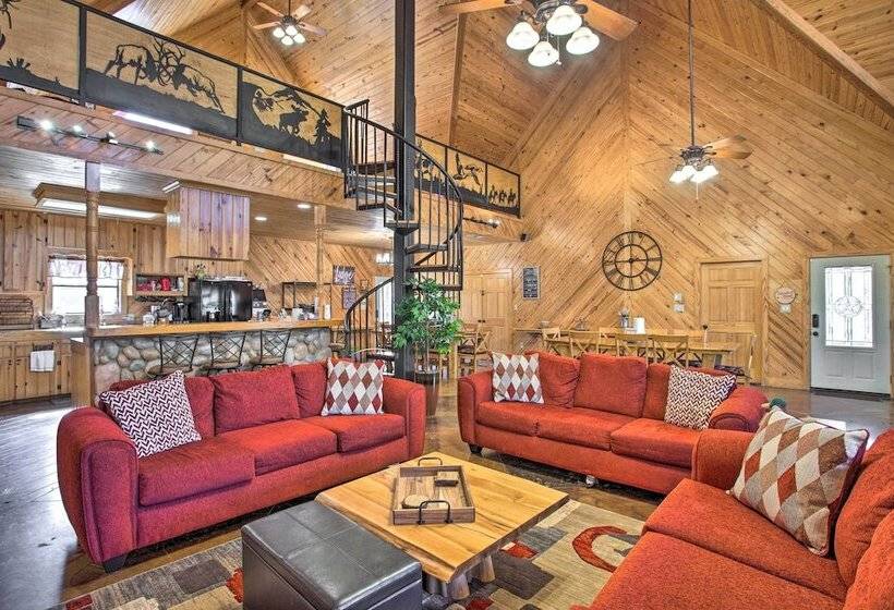 Groesbeck  Lodge On The River : Hot Tub & Fire Pit