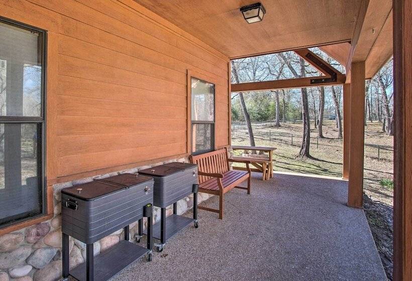 Groesbeck  Lodge On The River : Hot Tub & Fire Pit