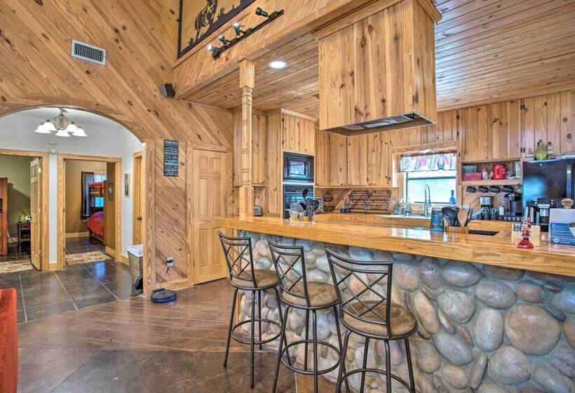 Groesbeck  Lodge On The River : Hot Tub & Fire Pit