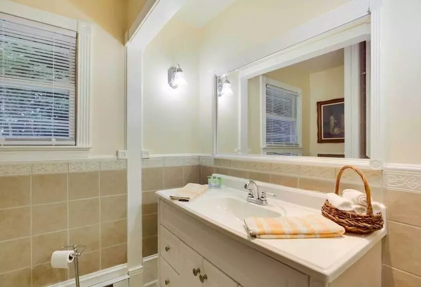 Cozy  Nonny Cottage  Near Appalachian Trail!