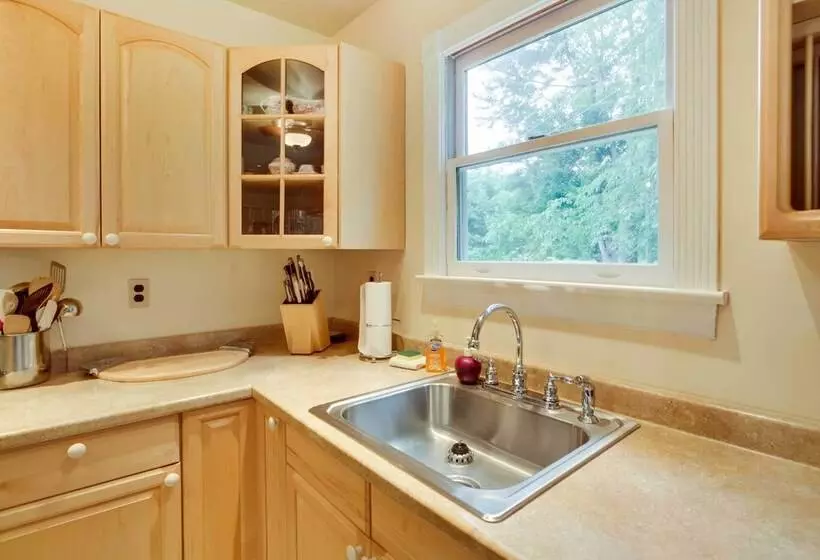 Cozy  Nonny Cottage  Near Appalachian Trail!