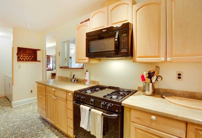 Cozy  Nonny Cottage  Near Appalachian Trail!